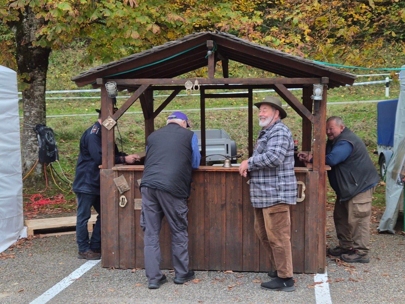 Les collectionneurs à leur stand, autour d'une table de cloches